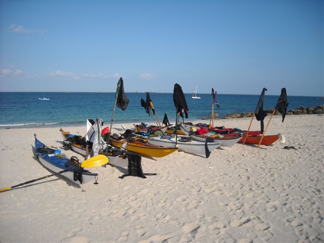 kayaks sur sable blanc
